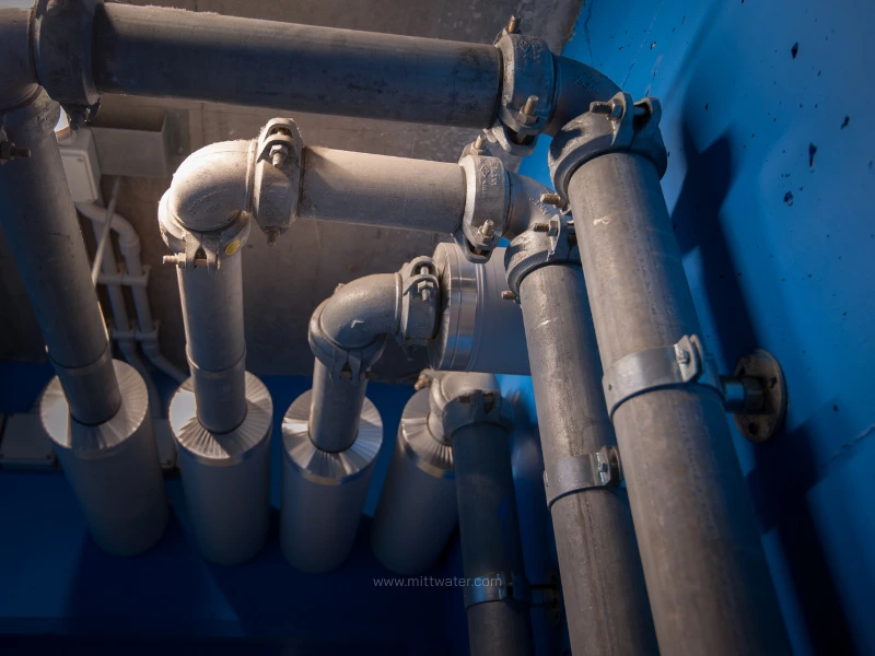 ตรวจสอบระบบท่อน้ำและอุปกรณ์กันกลิ่นเหม็นในถังเก็บน้ำ